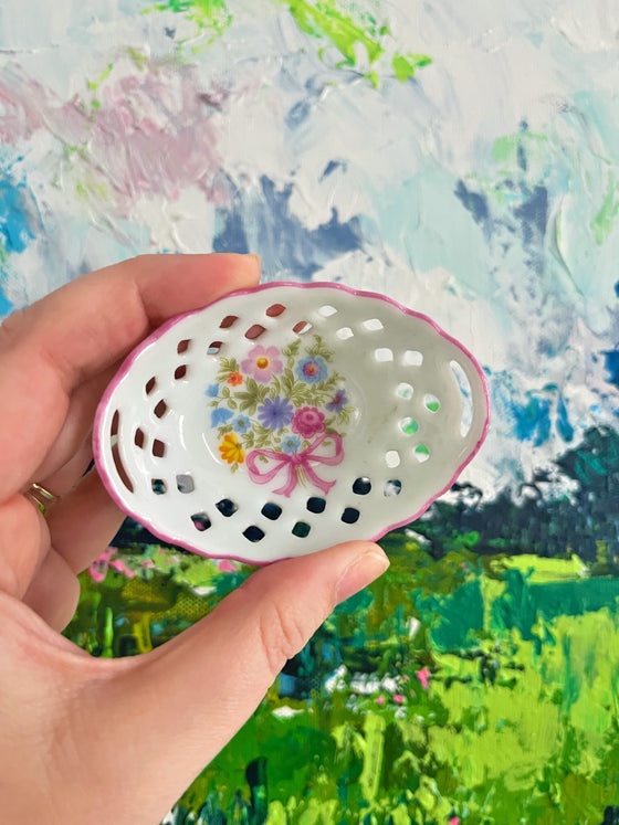Delicate floral ring dish
